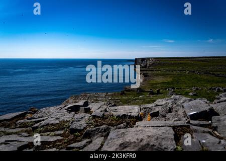 Die alte Festung von Dún Aonghasa oder Dún Aengus, Inishmore, die größte der Aran-Inseln, Galway, Irland Stockfoto