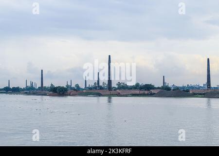 Das Foto zeigt die Umweltverschmutzung in Bangladesch in der Ziegelfabrik. Das Klima in Bangladesch und auf der ganzen Welt verändert sich. Stockfoto