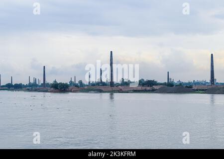 Das Foto zeigt die Umweltverschmutzung in Bangladesch in der Ziegelfabrik. Das Klima in Bangladesch und auf der ganzen Welt verändert sich. Stockfoto