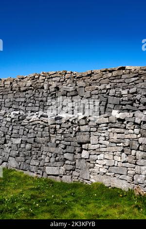 Die alte Festung von Dún Aonghasa oder Dún Aengus, Inishmore, die größte der Aran-Inseln, Galway, Irland Stockfoto