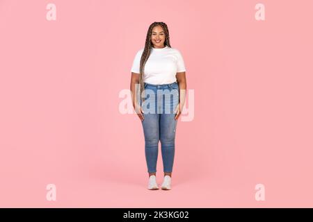 Happy Black Plus Größe Weibliche Modell Posiert Über Rosa Hintergrund Stockfoto