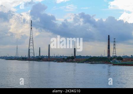 Das Foto zeigt die Umweltverschmutzung in Bangladesch in der Ziegelfabrik. Das Klima in Bangladesch und auf der ganzen Welt verändert sich. Stockfoto