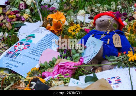 Ergreifende Botschaften und blumige Ehrungen an die verstorbene Königin Elizabeth II. Im September im Green Park, London, Großbritannien - die Blumen verwelkt, aber die Erinnerungen bleiben bestehen Stockfoto