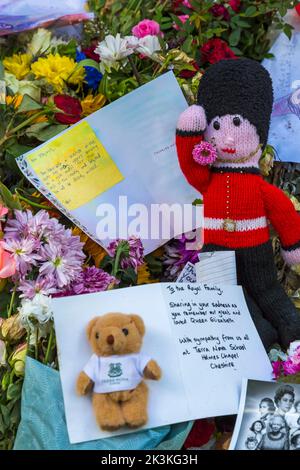 Ergreifende Botschaften und blumige Ehrungen an die verstorbene Königin Elizabeth II. Im September im Green Park, London, Großbritannien - die Blumen verwelkt, aber die Erinnerungen bleiben bestehen Stockfoto