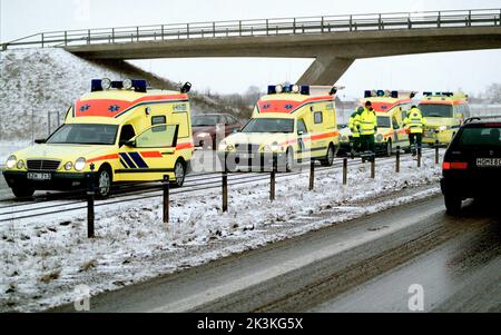 Ein schwerer Busunfall ereignete sich um halb zwei am Freitagnachmittag auf dem E4 vor Mantorp, Schweden. Ein 68-jähriger Mann starb bei dem Unfall. 44 Menschen wurden ins Krankenhaus gebracht. 14 Krankenwagen und ebenso viele Polizeiwagen wurden am Tatort gerufen. Stockfoto