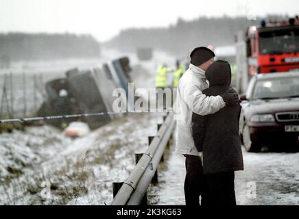 Ein schwerer Busunfall ereignete sich um halb zwei am Freitagnachmittag auf dem E4 vor Mantorp, Schweden. Ein 68-jähriger Mann starb bei dem Unfall. 44 Menschen wurden ins Krankenhaus gebracht. 14 Krankenwagen und ebenso viele Polizeiwagen wurden am Tatort gerufen. Stockfoto