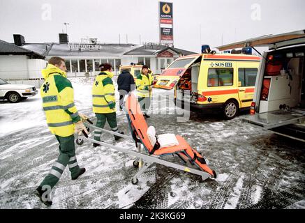 Ein schwerer Busunfall ereignete sich um halb zwei am Freitagnachmittag auf dem E4 vor Mantorp, Schweden. Ein 68-jähriger Mann starb bei dem Unfall. 44 Menschen wurden ins Krankenhaus gebracht. 14 Krankenwagen und ebenso viele Polizeiwagen wurden am Tatort gerufen. Stockfoto