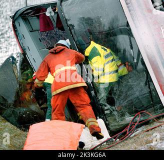 Ein schwerer Busunfall ereignete sich um halb zwei am Freitagnachmittag auf dem E4 vor Mantorp, Schweden. Ein 68-jähriger Mann starb bei dem Unfall. 44 Menschen wurden ins Krankenhaus gebracht. 14 Krankenwagen und ebenso viele Polizeiwagen wurden am Tatort gerufen. Stockfoto