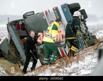 Ein schwerer Busunfall ereignete sich um halb zwei am Freitagnachmittag auf dem E4 vor Mantorp, Schweden. Ein 68-jähriger Mann starb bei dem Unfall. 44 Menschen wurden ins Krankenhaus gebracht. 14 Krankenwagen und ebenso viele Polizeiwagen wurden am Tatort gerufen. Stockfoto