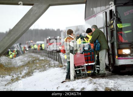 Ein schwerer Busunfall ereignete sich um halb zwei am Freitagnachmittag auf dem E4 vor Mantorp, Schweden. Ein 68-jähriger Mann starb bei dem Unfall. 44 Menschen wurden ins Krankenhaus gebracht. 14 Krankenwagen und ebenso viele Polizeiwagen wurden am Tatort gerufen. Stockfoto