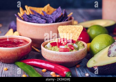 Schalen aus Guacamole und Salsa mit Tortilla-Chips. Hochwertige Fotos Stockfoto