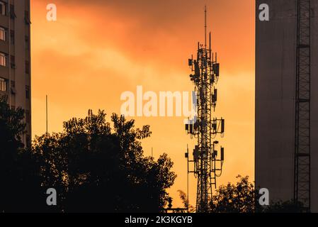 Kommunikationsturm zwischen Gebäuden in der Stadt Stockfoto