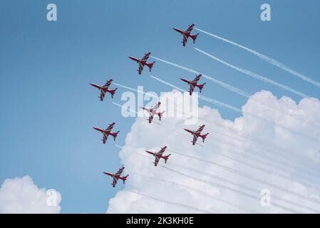 GUWAHATI, INDIEN - 27. SEPTEMBER: Das Suryakiran-Kunstflugteam der indischen Luftwaffe (IAF) tritt während einer Flugshow auf, als es am 27. September 2022 in Guwahati, Indien, Azadi Ka Amrit Mahotsav feiert, das 75 Jahre Unabhängigkeit Indiens feiert. Das berühmte Suryakiran Aerobatic Display Team der indischen Luftwaffe, im Volksmund bekannt als SKAT, eines der wenigen 9 Flugzeugaerobatic Teams der Welt. Quelle: David Talukdar/Alamy Live News Stockfoto