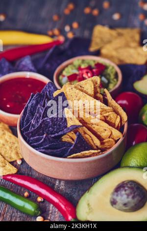 Schüssel mit bunten Tortilla Chips mit Gemüse und anderen Zutaten. Hochwertige Fotos Stockfoto