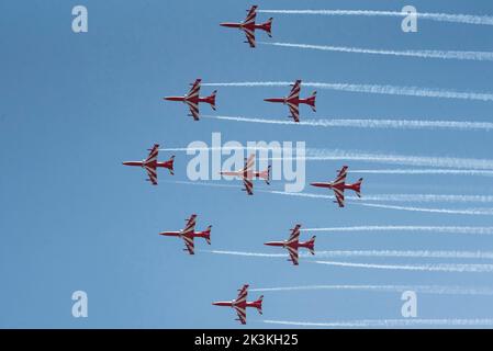 GUWAHATI, INDIEN - 27. SEPTEMBER: Das Suryakiran-Kunstflugteam der indischen Luftwaffe (IAF) tritt während einer Flugshow auf, als es am 27. September 2022 in Guwahati, Indien, Azadi Ka Amrit Mahotsav feiert, das 75 Jahre Unabhängigkeit Indiens feiert. Das berühmte Suryakiran Aerobatic Display Team der indischen Luftwaffe, im Volksmund bekannt als SKAT, eines der wenigen 9 Flugzeugaerobatic Teams der Welt. Quelle: David Talukdar/Alamy Live News Stockfoto