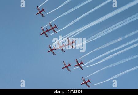 GUWAHATI, INDIEN - 27. SEPTEMBER: Das Suryakiran-Kunstflugteam der indischen Luftwaffe (IAF) tritt während einer Flugshow auf, als es am 27. September 2022 in Guwahati, Indien, Azadi Ka Amrit Mahotsav feiert, das 75 Jahre Unabhängigkeit Indiens feiert. Das berühmte Suryakiran Aerobatic Display Team der indischen Luftwaffe, im Volksmund bekannt als SKAT, eines der wenigen 9 Flugzeugaerobatic Teams der Welt. Quelle: David Talukdar/Alamy Live News Stockfoto