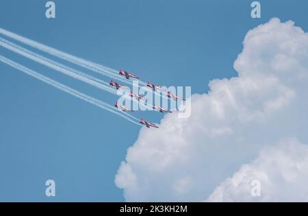 GUWAHATI, INDIEN - 27. SEPTEMBER: Das Suryakiran-Kunstflugteam der indischen Luftwaffe (IAF) tritt während einer Flugshow auf, als es am 27. September 2022 in Guwahati, Indien, Azadi Ka Amrit Mahotsav feiert, das 75 Jahre Unabhängigkeit Indiens feiert. Das berühmte Suryakiran Aerobatic Display Team der indischen Luftwaffe, im Volksmund bekannt als SKAT, eines der wenigen 9 Flugzeugaerobatic Teams der Welt. Quelle: David Talukdar/Alamy Live News Stockfoto