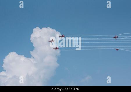 GUWAHATI, INDIEN - 27. SEPTEMBER: Das Suryakiran-Kunstflugteam der indischen Luftwaffe (IAF) tritt während einer Flugshow auf, als es am 27. September 2022 in Guwahati, Indien, Azadi Ka Amrit Mahotsav feiert, das 75 Jahre Unabhängigkeit Indiens feiert. Das berühmte Suryakiran Aerobatic Display Team der indischen Luftwaffe, im Volksmund bekannt als SKAT, eines der wenigen 9 Flugzeugaerobatic Teams der Welt. Quelle: David Talukdar/Alamy Live News Stockfoto