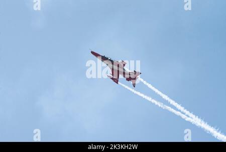 GUWAHATI, INDIEN - 27. SEPTEMBER: Das Suryakiran-Kunstflugteam der indischen Luftwaffe (IAF) tritt während einer Flugshow auf, als es am 27. September 2022 in Guwahati, Indien, Azadi Ka Amrit Mahotsav feiert, das 75 Jahre Unabhängigkeit Indiens feiert. Das berühmte Suryakiran Aerobatic Display Team der indischen Luftwaffe, im Volksmund bekannt als SKAT, eines der wenigen 9 Flugzeugaerobatic Teams der Welt. Quelle: David Talukdar/Alamy Live News Stockfoto