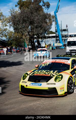 Die vertikale Ansicht eines gelben Porsche Carreras, der sich auf den Porsche Carrera Cup im Albert Park vorbereitet Stockfoto