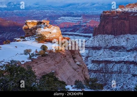 Winterschnee am Shafer Canyon Overlook in the Island im Sky District des Canyonlands National Park, Utah. Stockfoto