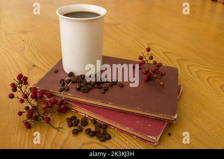 Das Stillleben einer Tasse schwarzen Kaffees auf einem Stapel alter Bücher Stockfoto