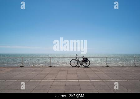 Fahrrad auf dem Geländer auf der Promenade in St. Leonards-on-Sea East Sussex Stockfoto