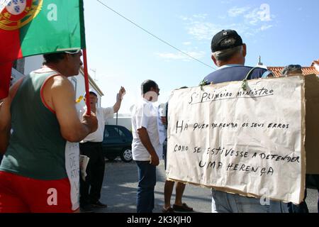 Nahaufnahme einer Gruppe von Fischers, die auf den Straßen Portugals gegen POPNA protestieren Stockfoto