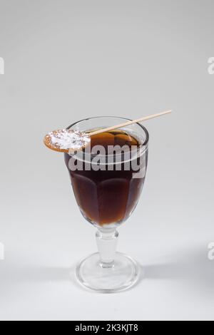 Brown Cube libre Cocktail mit Cola, Brandy oder Rum oder Whisky isoliert auf Weiß Stockfoto