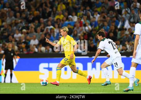 MÖNCHENGLADBACH, DEUTSCHLAND - 11. MAI 2022: Mykhaylo Mudryk während des Fußballspiels Borussia - ukrainische Nationalmannschaft Stockfoto