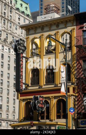 Fassade und Beschilderung, Dramatiker Celtic Pub, Bar und Grill, Times Square, NYC, USA 222 Stockfoto