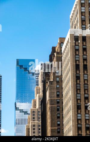 Die W. 34. St., die nach Westen schaut, zeigt Bürogebäude mit einem Wolkenkratzer im Hudson-Hof im Hintergrund, 2022, NYC, USA Stockfoto