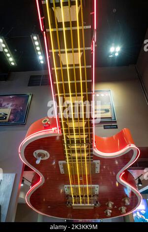 Die riesige Decke Gitarre ziert den Eingang zum Hard Rock Cafe, NYC, USA 2022 Stockfoto