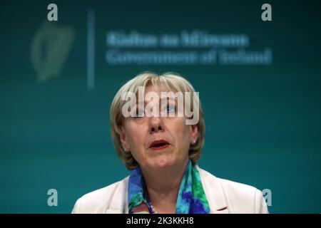 Heather Humphreys, irische Ministerin für Sozialschutz und Ministerin für ländliche und gemeinschaftliche Entwicklung, kündigt den Sozialschutzhaushalt in Regierungsgebäuden in Dublin an. Bilddatum: Dienstag, 27. September 2022. Stockfoto