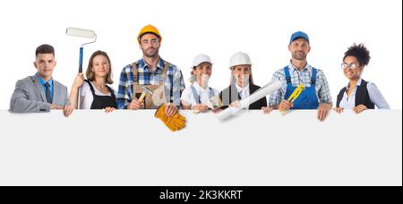 Portrait von glücklichen Bauarbeitern und Managern, die leere Plakatwand isoliert auf weißem Hintergrund halten, leere Kopie für Textinhalt Stockfoto