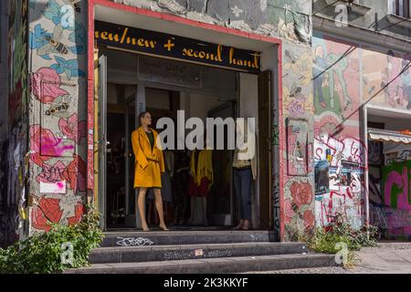 Neu Neu + Second Hand Shop am Mehringdamm in Kreuzberg, Berlin, Deutschland, Europa Stockfoto