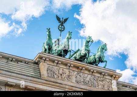 Quadriga aus dem 18.. Jahrhundert - 4 Pferdeskulpturen auf dem Brandenburger Tor gegen blauen Himmel in Berlin Mitte, Deutschland, Europa, Stockfoto