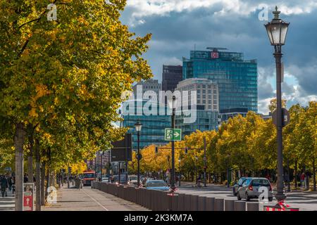 Blick vom Potsdamer Platz entlang der Ebertstraße in Richtung Potsdamer Platz im Herbst/Herbst 2022, Berlin, Deutschland, Europa Stockfoto