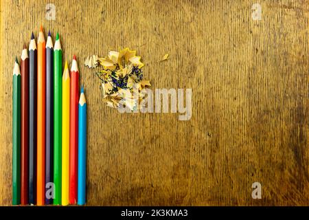 Mehrere geschärfte Kurbelstifte auf einer Vintage-Holzfläche Stockfoto