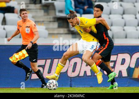 CLUC, RUMÄNIEN - 27. SEPTEMBER: Radu Dragusin von Rumänien U21 kämpft um den Ball mit dem Niederländer Elayis Tavsan U21 während des Internationalen Freundschaftsspiel zwischen Rumänien U23 und den Niederlanden U23 in der Cluj Arena am 27. September 2022 in Cluc, Rumänien (Foto: Nikola Krstic/BSR Agency) Stockfoto