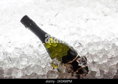 Flaschen Sekt in Eis Stockfoto