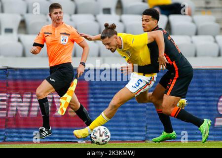 CLUC, RUMÄNIEN - 27. SEPTEMBER: Radu Dragusin von Rumänien U21 kämpft um den Ball mit dem Niederländer Elayis Tavsan U21 während des Internationalen Freundschaftsspiel zwischen Rumänien U23 und den Niederlanden U23 in der Cluj Arena am 27. September 2022 in Cluc, Rumänien (Foto: Nikola Krstic/BSR Agency) Stockfoto