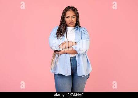 Unzufriedene Afrikanisch Übergewichtige Frau Posiert Crossing Hands Over Pink Background Stockfoto