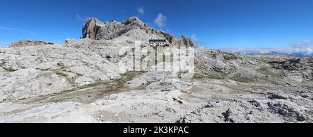 Panorama Dolomiten Berge auf den Alpen in Norditalien und die Berghütte ROSETTA Stockfoto