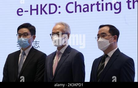 (L bis R) Hongkong Monetary AuthorityHH Economic Research Head Michael Cheng Kim-Sum, der stellvertretende Vorstandsvorsitzende Howard Lee und der Executive Director für Finanzinfrastruktur, Colin Pou Hak-wan, in den HKMA-Büros in Central, unternahmen die Presse über den Test des digitalen Münzprüfs E-HKD aus dem vierten Quartal. 20SEP22 SCMP/Jonathan Wong Stockfoto