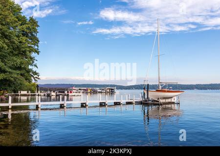 Kleiner hölzerner Pier mit privater Yacht, am frühen Morgen am Genfer See, Wisconsin, Amerika. Stockfoto
