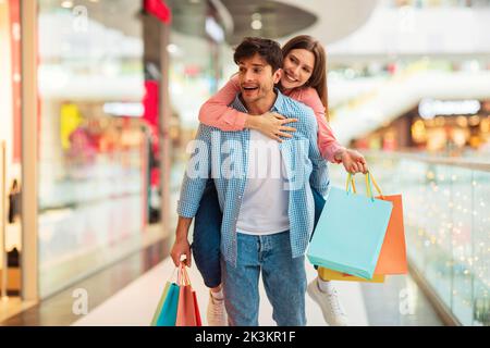 Paar Zusammen Einkaufen Spaß Beim Kauf Neuer Kleidung In Der Mall Stockfoto