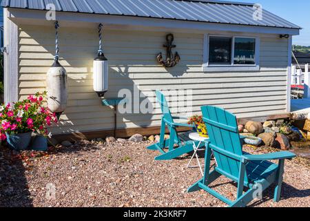Bootshaus und Holzliegen am Kiesstrand, in der Nähe von Fontana am Thee Lake, Genfersee, Wisconsin, Amerika Stockfoto