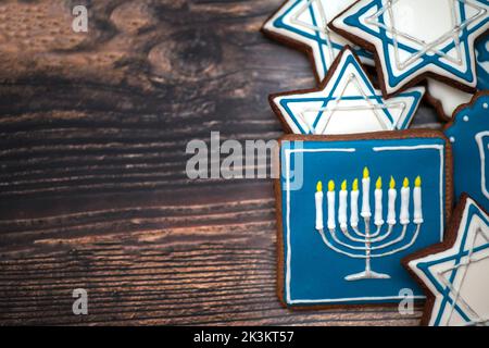 Köstliche festliche Hanukkah-Kekse zum Feiern auf einem hölzernen Hintergrund. Nahaufnahme Stockfoto