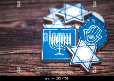 Köstliche festliche Hanukkah-Kekse zum Feiern auf einem hölzernen Hintergrund. Nahaufnahme Stockfoto